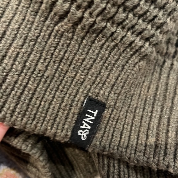 Army green TNA beanie from Aritzia - Picture 3 of 5